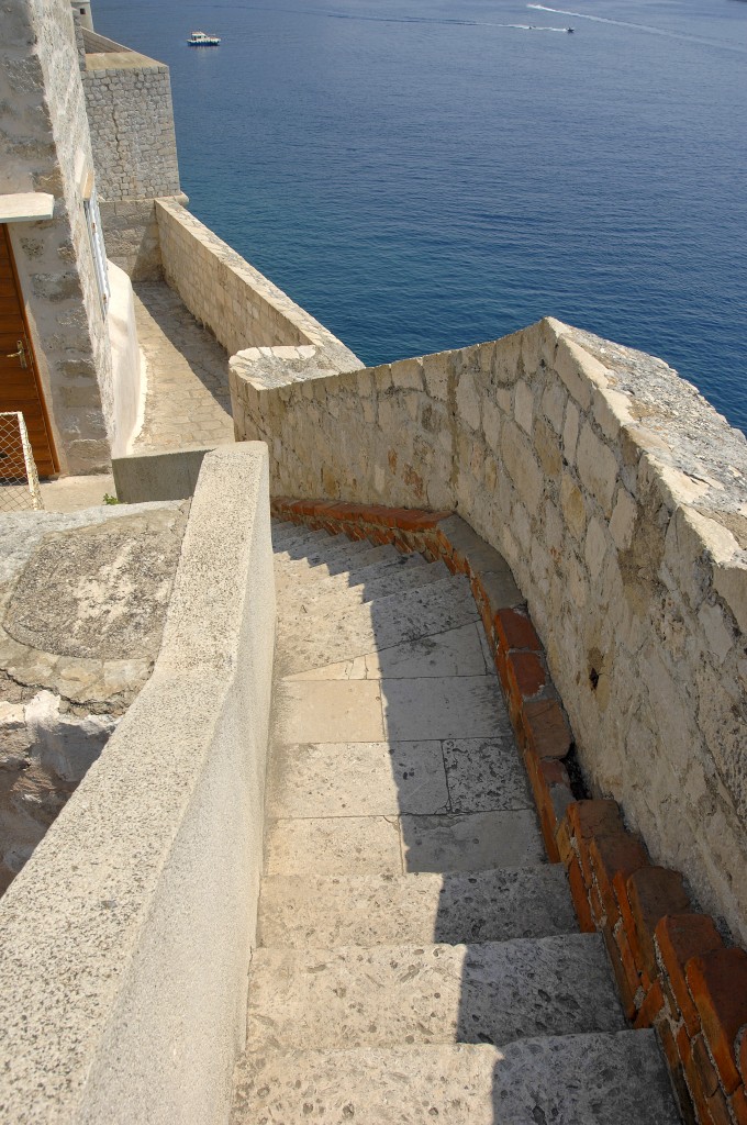 Treppen auf der Stadtmauer von Dubrovnik. Aufnahme: Juli 2009.