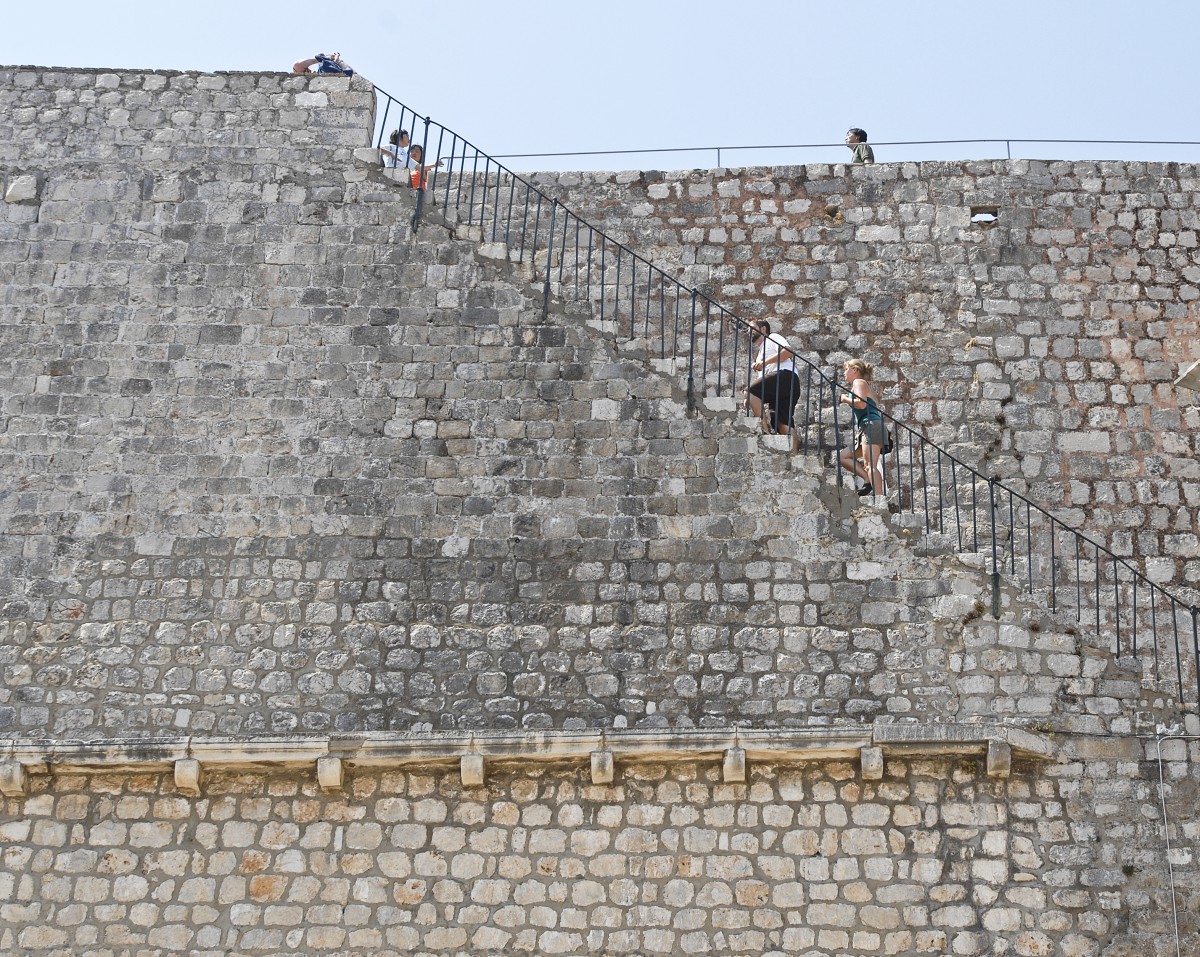 Treppenaufgang an der Stadtmauer von Dubrovnik. Aufnahme: Juli 2009.