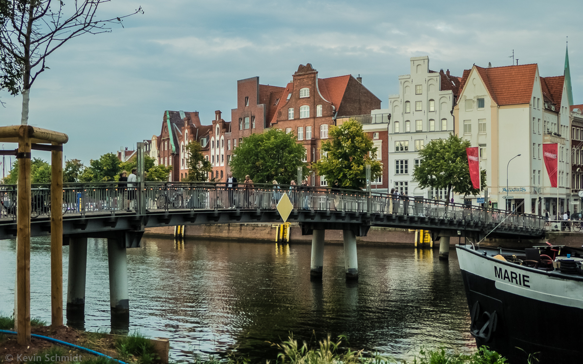 Treppengiebel und Backsteinbauweise prgen das Bild der Hansestadt Lbeck. Die Brcke fhrt ber die Trave von den Lbecker Musik- und Kongresshallen zur Altstadt, die zum UNESCO-Welterbe gehrt. (05.08.2014)