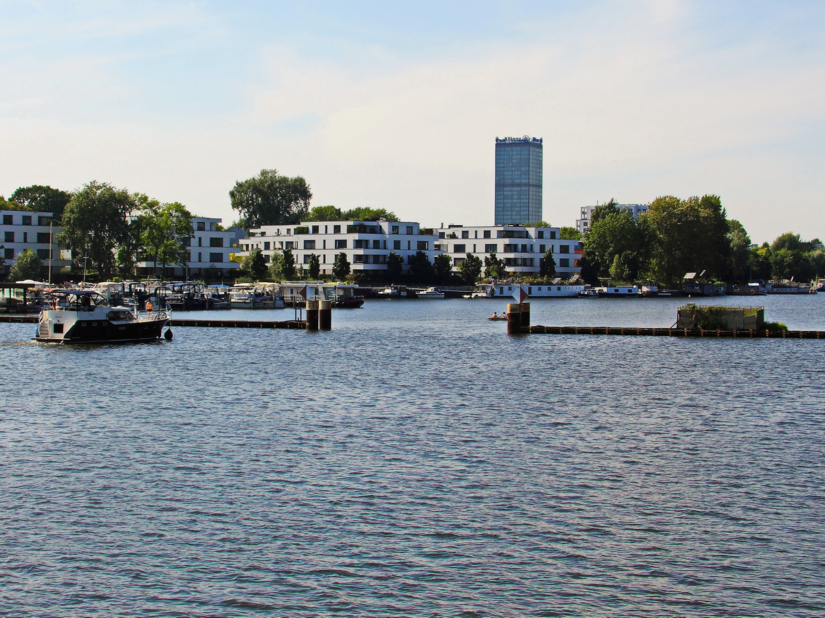 Treptowers und Stralau  vom Rummelsburger See her gesehen am 15. August 2017. 