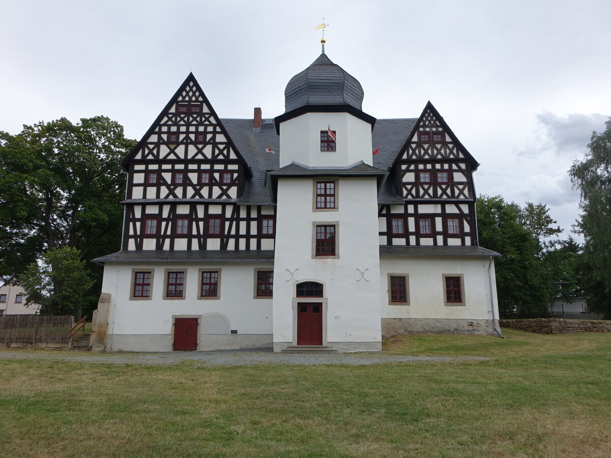 Treuen/ Vogtland, Herrenhaus des ehemaligen Rittergutes Treuen unteren Teils, erbaut 1595, Treppenturm mit Welscher Haube (23.07.2023)