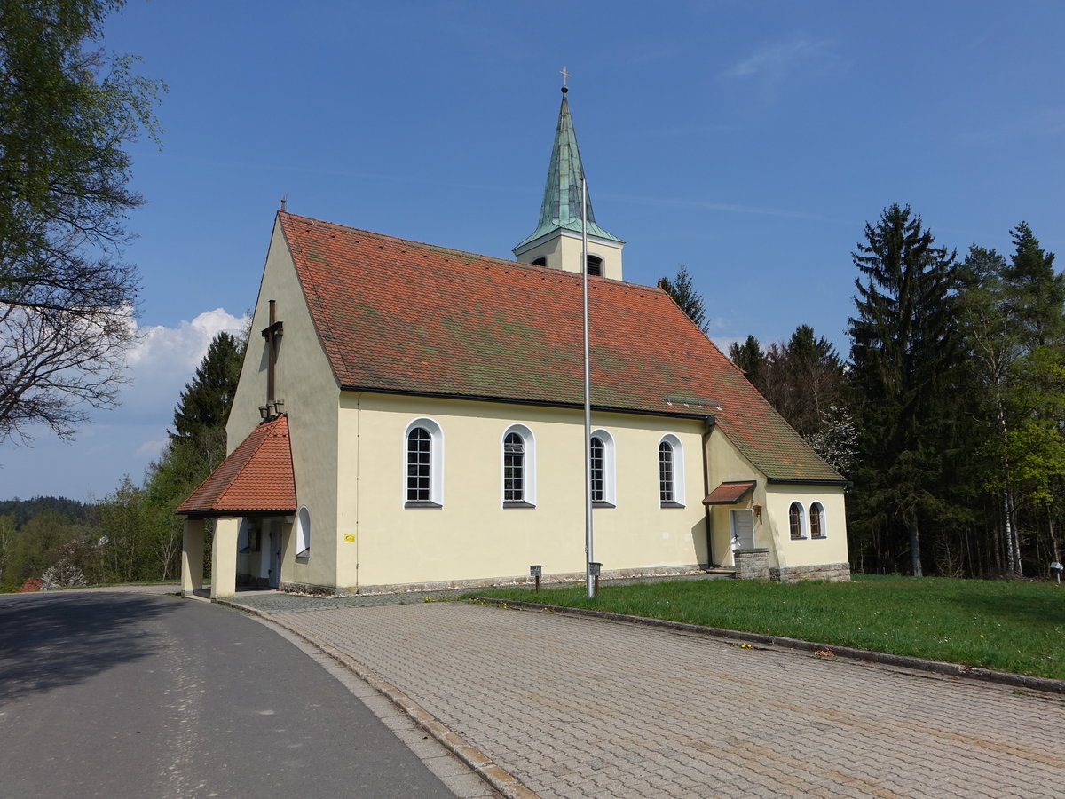 Trevesen, Katholische Kirche St. Wendelin, verputzter Massivbau mit Satteldach, eingezogenem, dreiseitig geschlossenem Chor und Turm mit Spitzhelm, erbaut von 1931 bis 1932 durch Hans Philbert (22.04.2018)