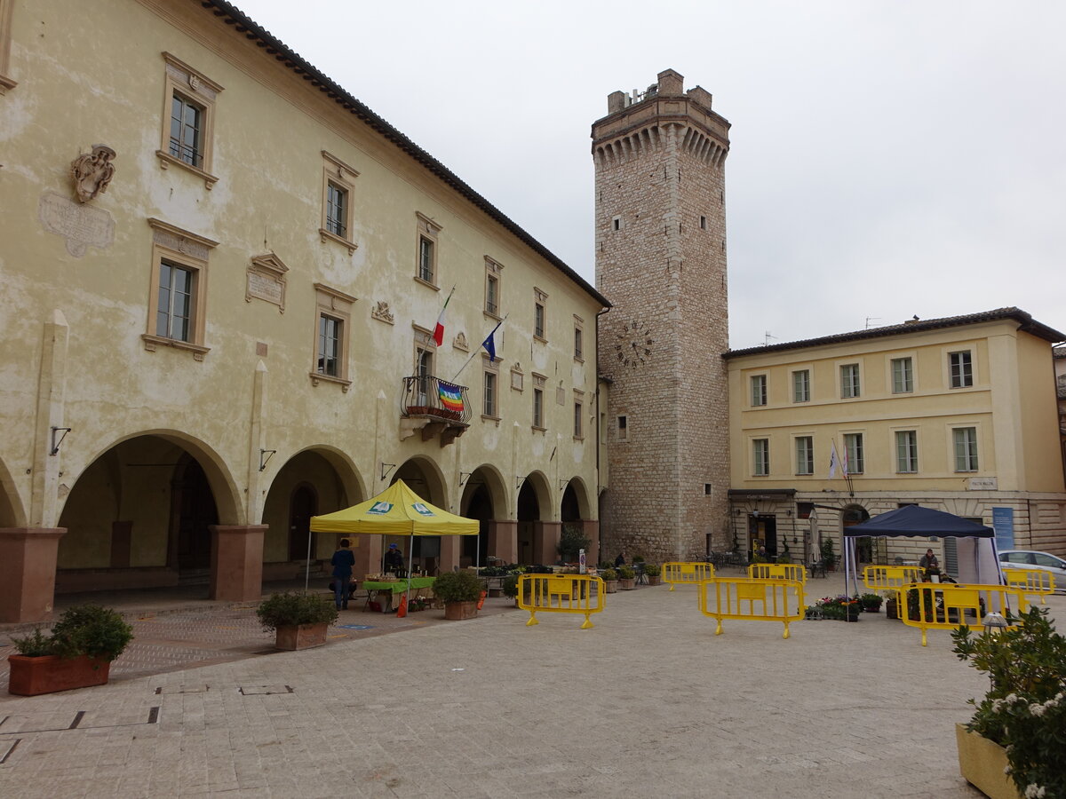 Trevi, Palazzo Comunale an der Piazza Mazzini (27.03.2022)
