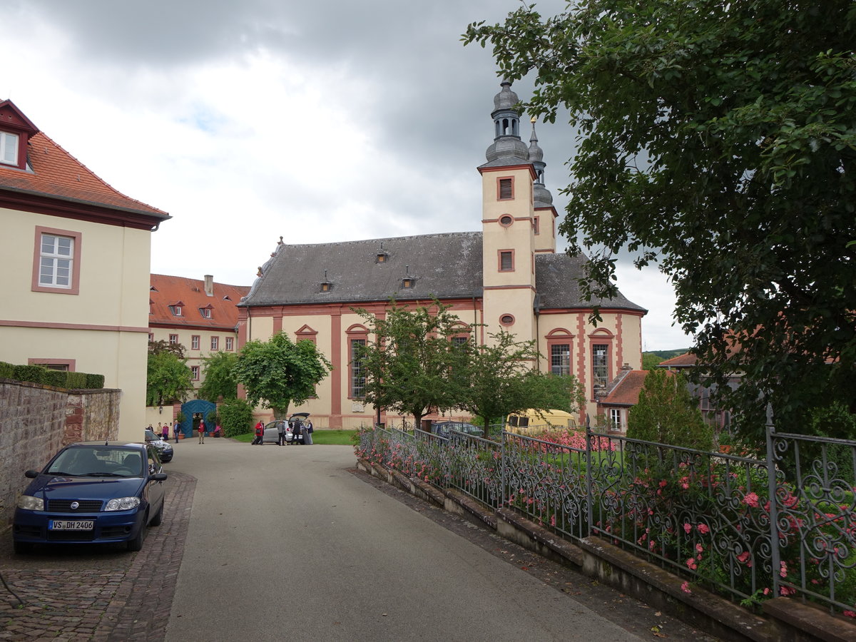 Triefenstein, Klosterkirche mit eingezogenem Chor und im Kern romanischen Chorflankentrmen, Ausstattung sptes 18. Jahrhundert (15.06.2016)