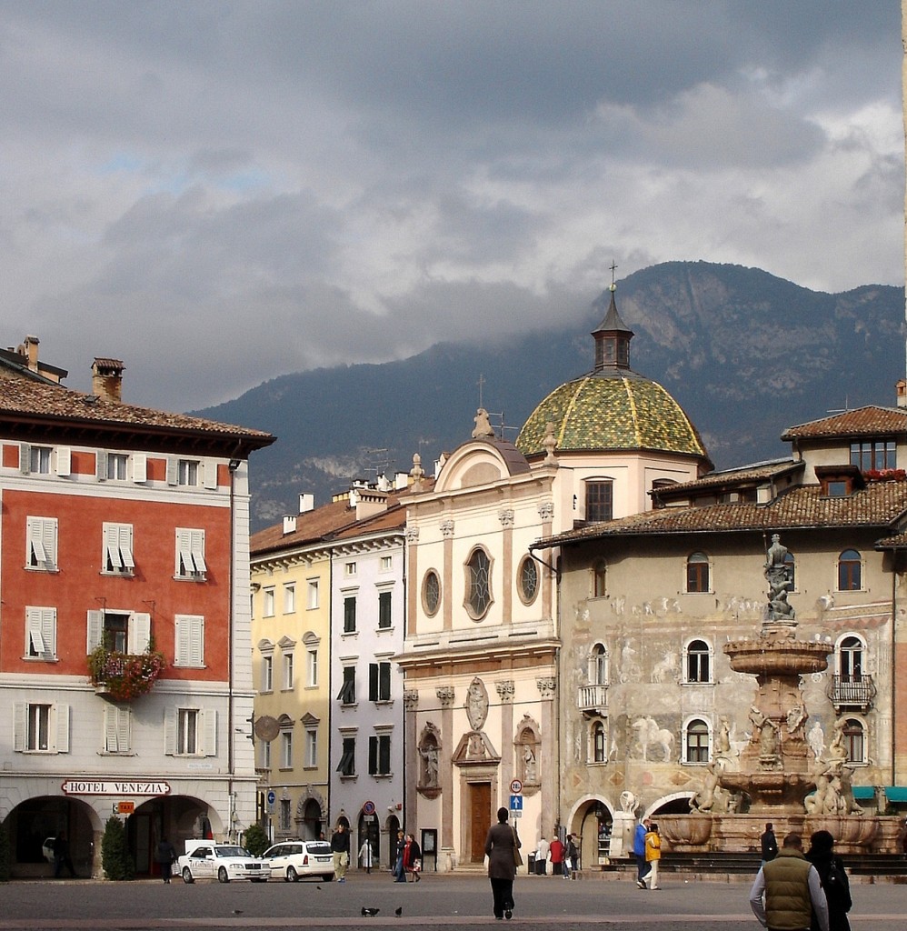 Trient, Blick ber den Domplatz mit den Alpen im Hintergrund, Okt.2004