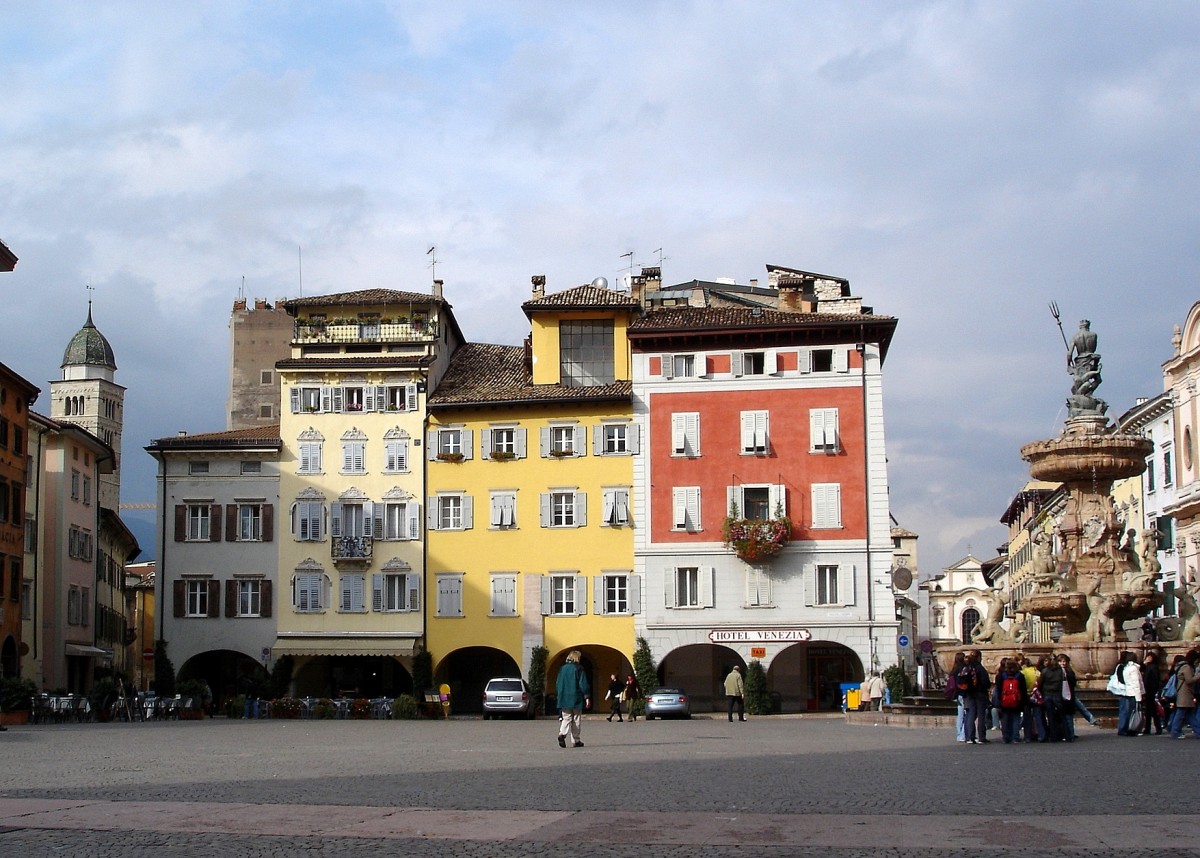 Trient, Blick ber den Domplatz, rechts der Neptunbrunnen, Okt.2004