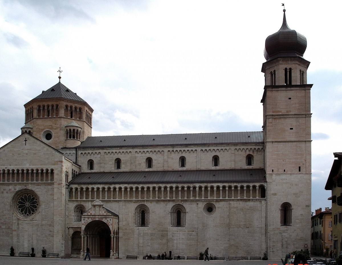 Trient, der Dom San Vigilio im romanisch-lombardischen Stil erbaut 1145, hier fand das Konzil von Trient 1545-63 statt, Okt.2004 