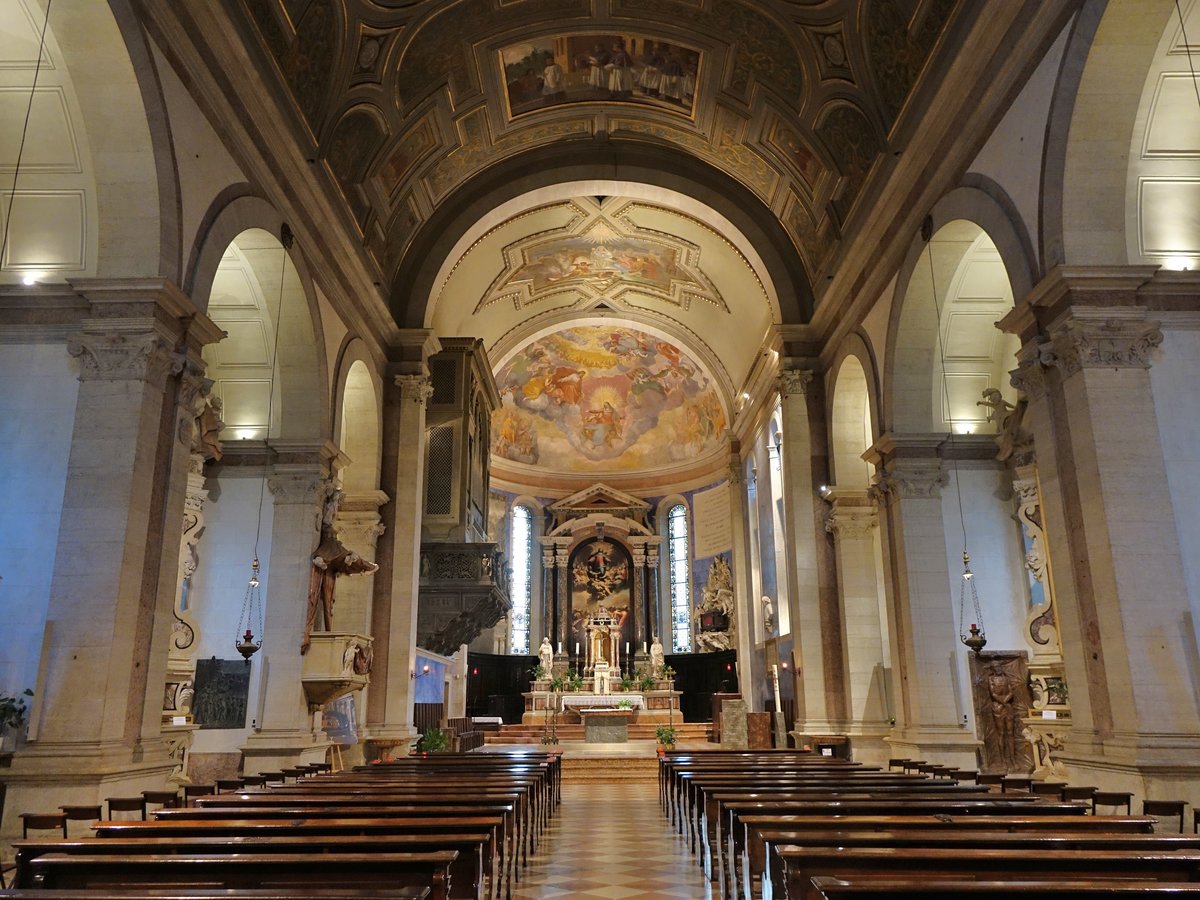 Trient, Innenraum der Kirche St. Maria Maggiore, Altarbilder von Giovanni Battista Moroni und Pietro Richie, Gemlde von Sigismondo Nardi (07.10.2016)
