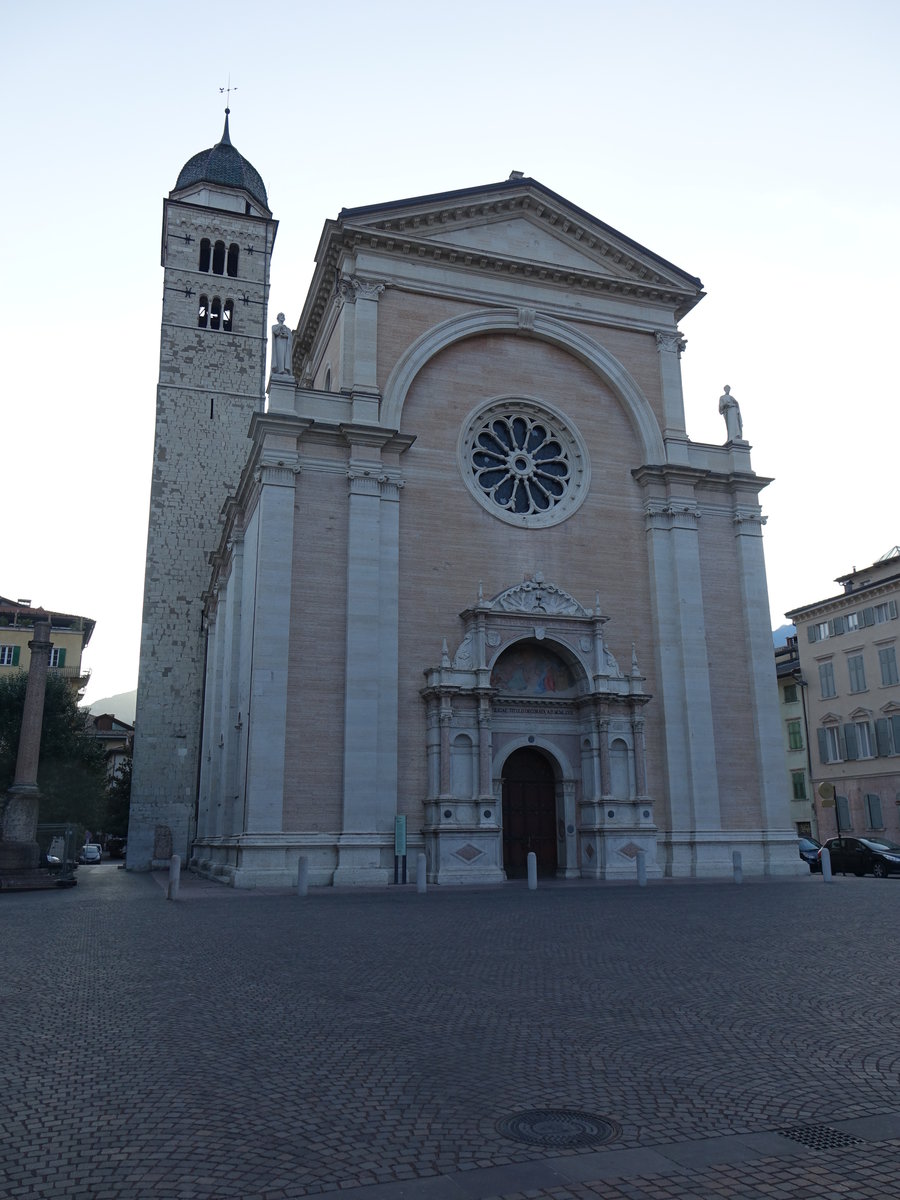 Trient, Kirche Santa Maria Maggiore, erbaut von 1520 bis 1524 durch Baumeister 
Antonio Medaglia aus Como, Fassade 1900 erbaut von Emilio Paor (07.10.2016)