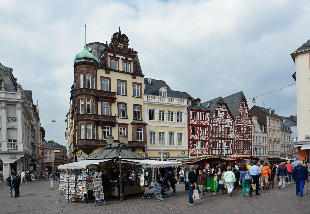 Trier - Hauptmarkt mit schnen Fachwerkbauten - 10.09.2014