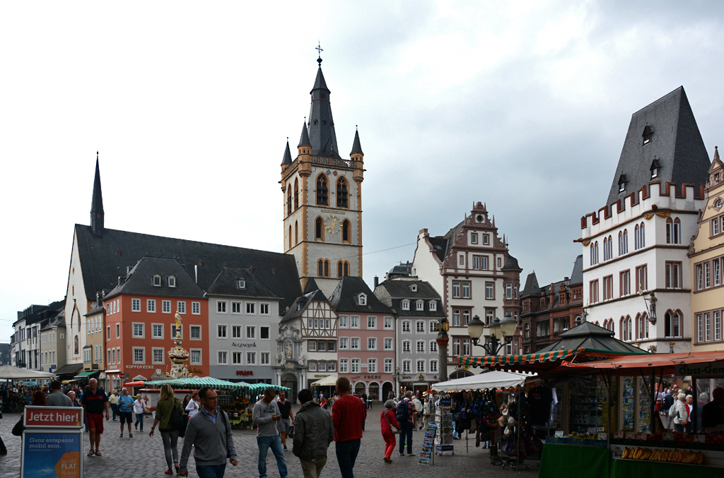 Trier - Hauptmarkt mit St. Gangolf im Hintergrund - 10.09.2014