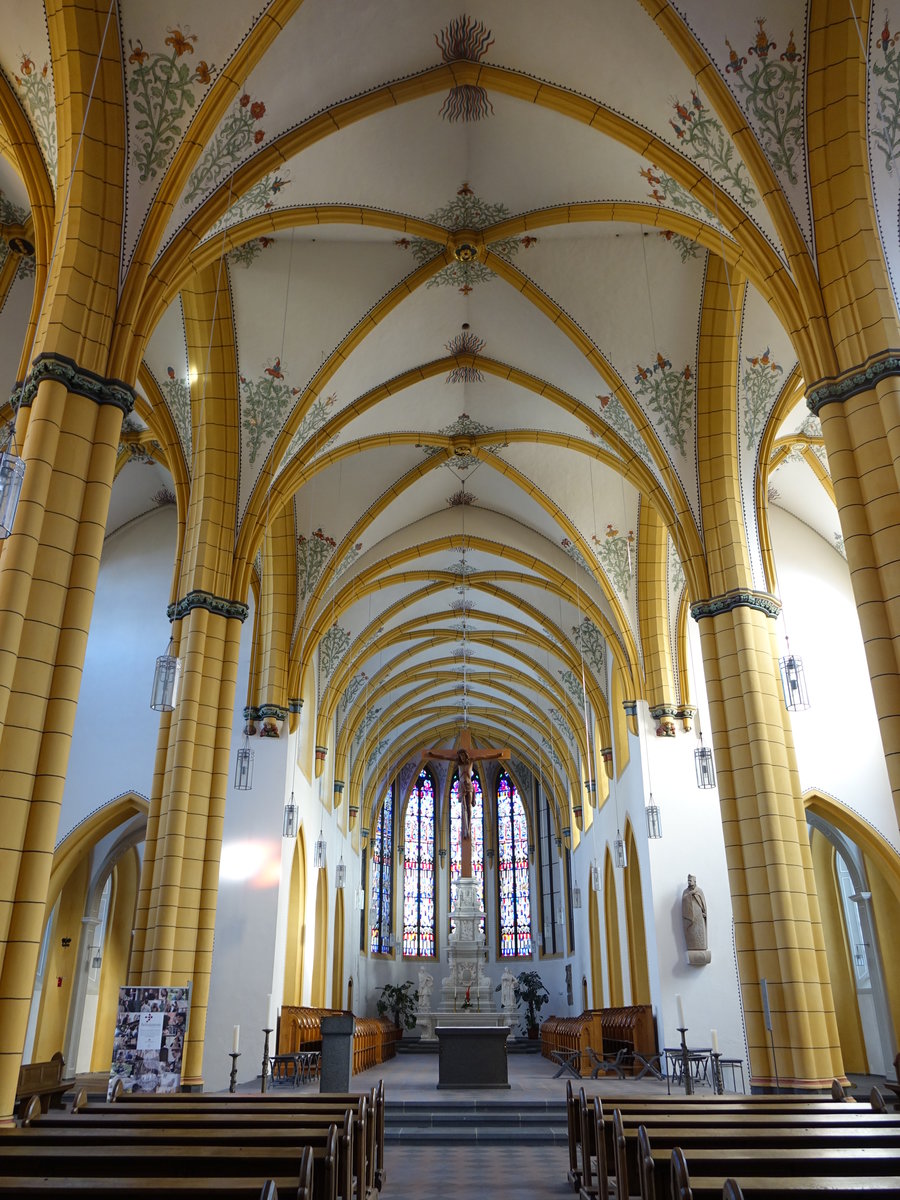 Trier, Innenraum der Jesuitenkirche Hl. Dreifaltigkeit, Gewölbe mit Blumenmotiven ausgemalt, Glasfenster im Ostchor von Reinhard Heß (03.10.2016)