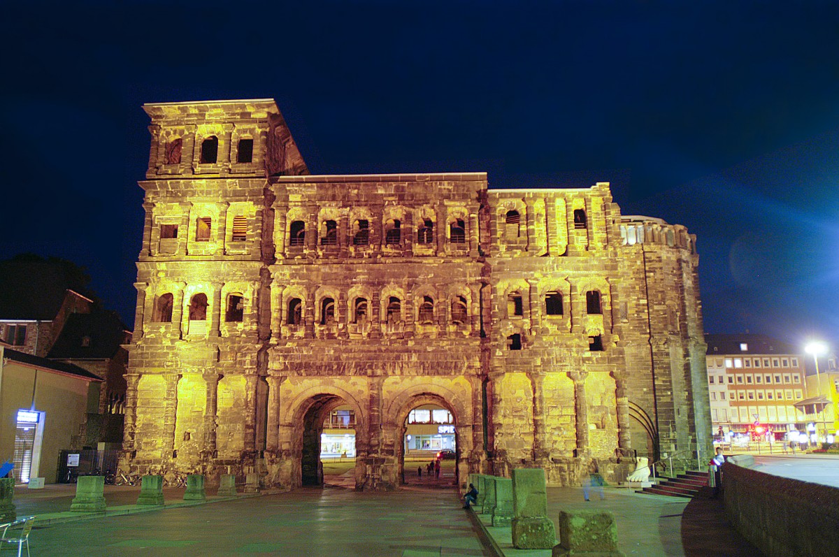 Trier - Stadtansicht vom Porta Nigra am Abend. Aufnahme: Juli 2007.