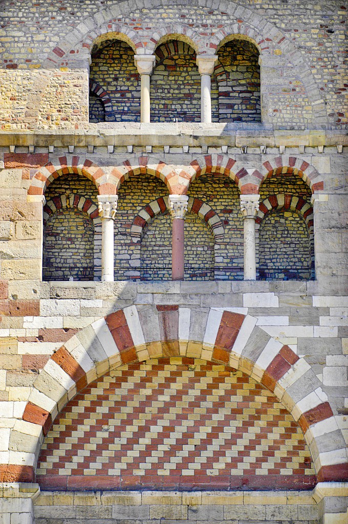 Trierer Dom - Detail des Westwerks. Westwerke wurden zunchst im Mittelalter als der Basilika westlich vorgesetzte gesonderte Kirchenrume errichtet. Aufnahme: Juli 2007.
