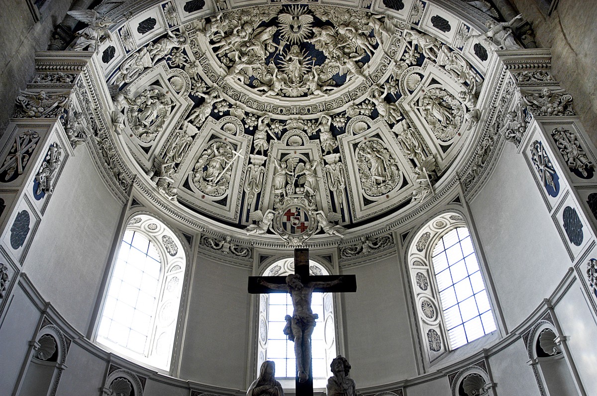 Trierer Dom - Seit 1986 ist der Trierer Dom Teil des UNESCO-Welterbes Rmische Baudenkmler, Dom und Liebfrauenkirche in Trier, des Weiteren ist er ein geschtztes Kulturgut nach der Haager Konvention. Innenansicht nach Westen. Aufnahme: Juli 2007.