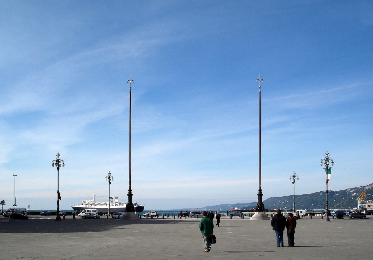 Triest, Blick vom Rathaus ber den  Platz der Italienischen Einheit  auf den Adriahafen, Okt.2004