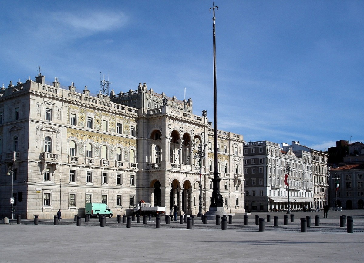 Triest, der Gouverneurspalast am  Platz der Italienischen Einheit , 1904 im Jugendstil errichtet, Okt.2004