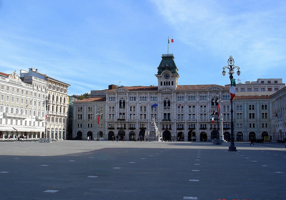 Triest, das Rathaus der ber 200.000 Einwohner zhlenden Hafenstadt an der Grenze zu Slowenien, wurde 1875 im Neorenaissancestil erbaut, Okt.2004
