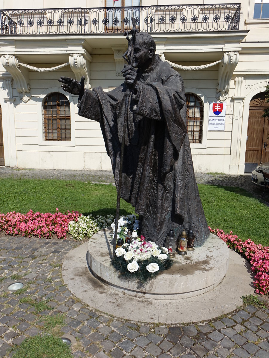 Trnava / Tyrnau, Denkmal fr Pabst Johannes Paul II. am Univerzitne Namesti (29.08.2019)