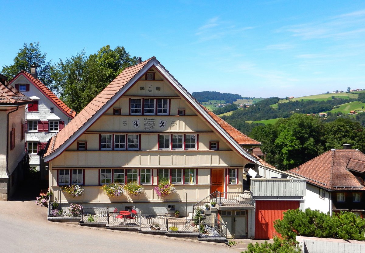 Trogen, Hinterdorf 14. Typisches Appenzellerhaus (Baujahr 1822, renoviert 1997) - 18.07.2014