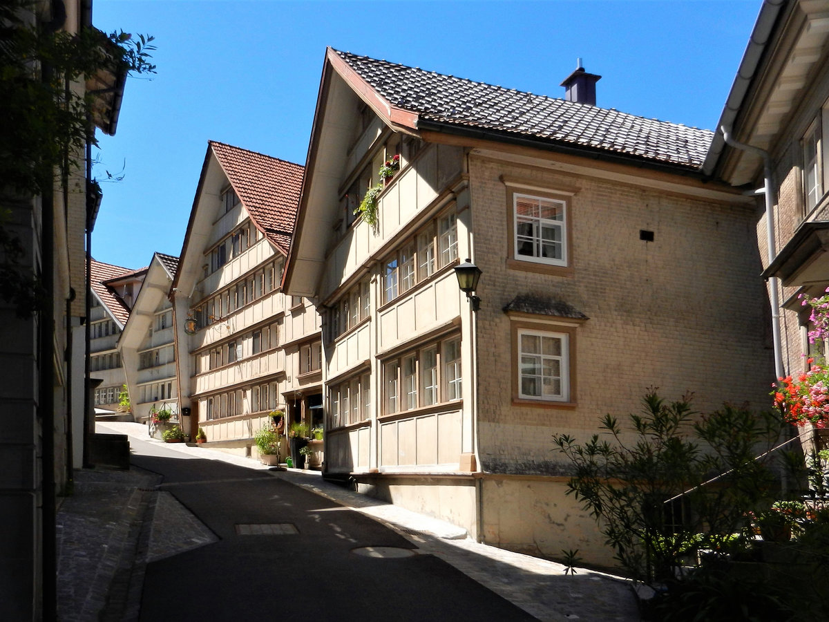 Trogen, die steile Oberdorfgasse, in Richtung Dorfteil Halden - 18.07.2014