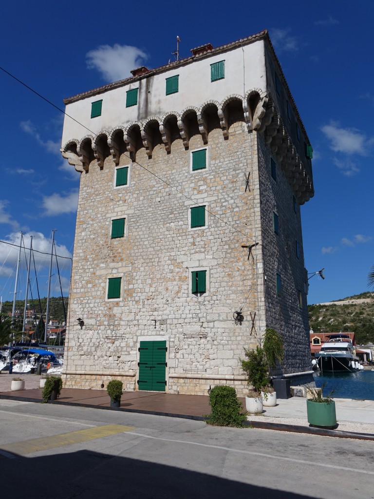 Trogir, Historischer Turm im Ort Marina (23.09.2015)