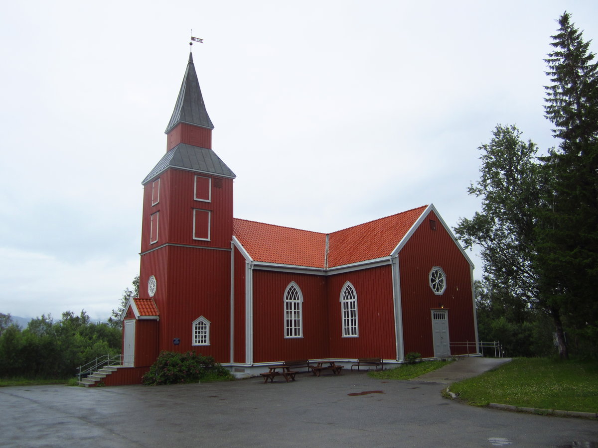 Tromso, Elverhoy Kirche, erbaut 1834 im Elverhoy Gravlund (02.07.2013)