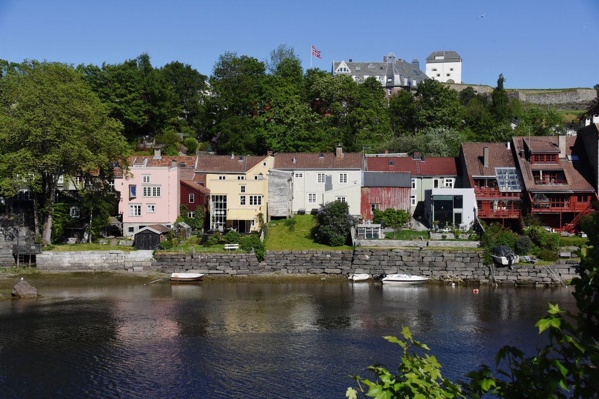 TRONDHEIM (Fylke Trndelag), 29.05.2018, Blick auf das Ostufer der Nidelva mit der Festung Kristiansten im Hintergrund