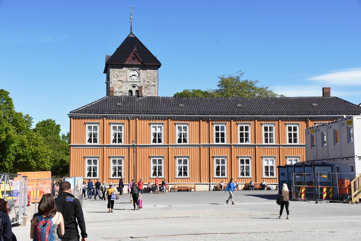 TRONDHEIM (Fylke Trndelag), 29.05.2018, das Hornemansgrden genannte Gebude beherbergte bis 1974 das Polizeiarsenal von Trondheim; heute ist dort ein Seniorenzentrum untergebracht