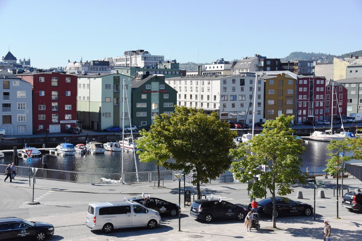 TRONDHEIM (Fylke Trndelag), 30.05.2018, Blick vom Bahnhofsvorplatz ber die Nidelva mit ehemaligen Speicherhusern