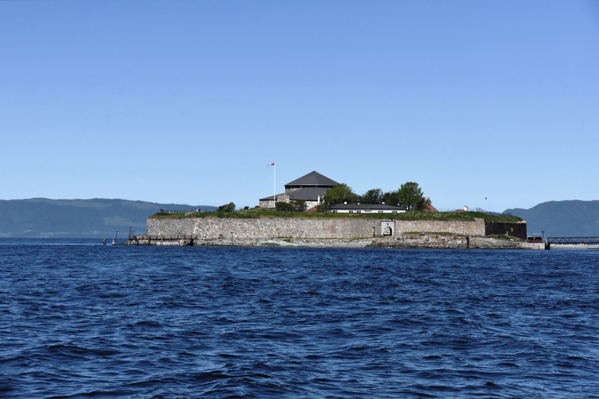 Trondheim (Fylke Trndelag), 30.05.2018, Blick auf Munkholmen; sowohl fr die Trondheimer wie auch fr Touristen ist Munkholmen ein beliebtes Ausflugsziel mit schnen Wiesen zum Sonnenbaden und Picknicken sowie ein Restaurant im Festungsinneren