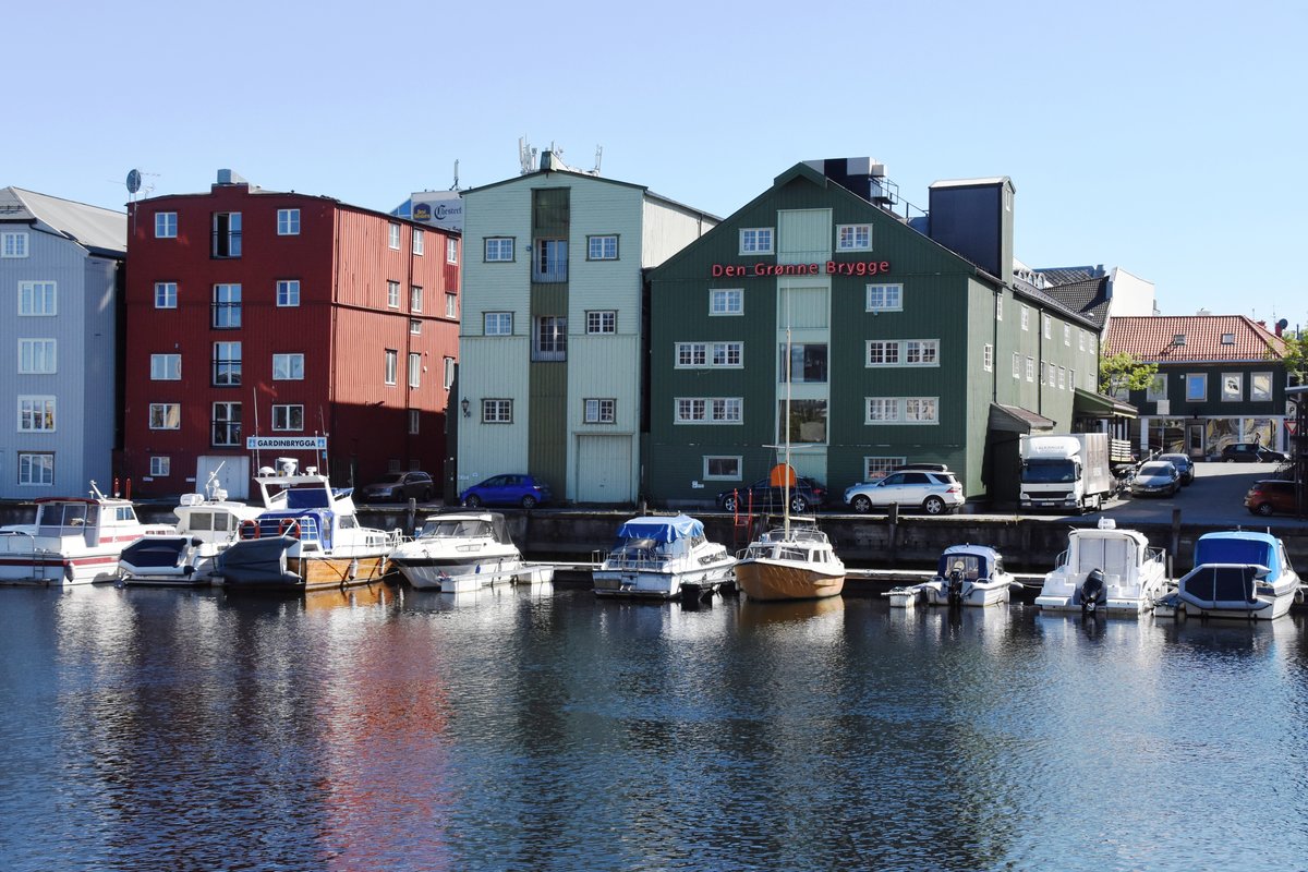 Trondheim (Fylke Trndelag), 30.05.2018, Blick auf ehemalige Speicher an der Nidelva