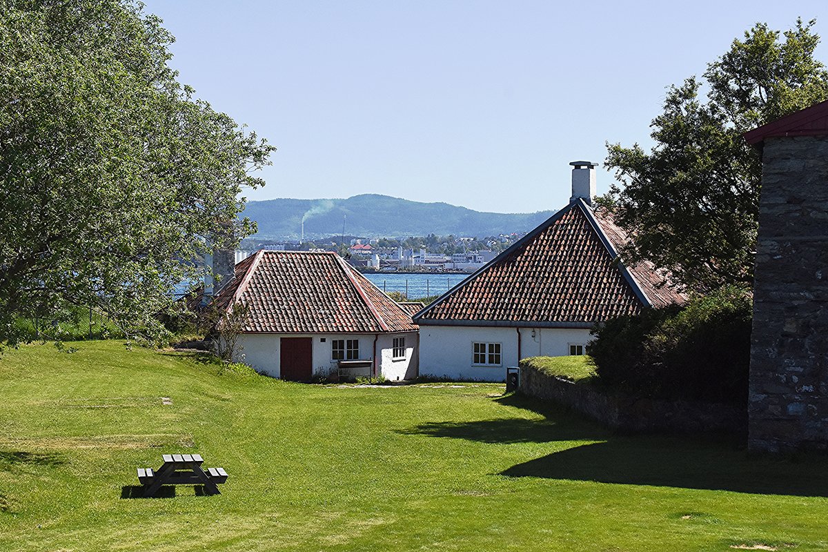 Trondheim (Fylke Trndelag), 30.05.2018, im Festungsinneren von Munkholmen; im Hintergrund ist Trondheim zu erkennen