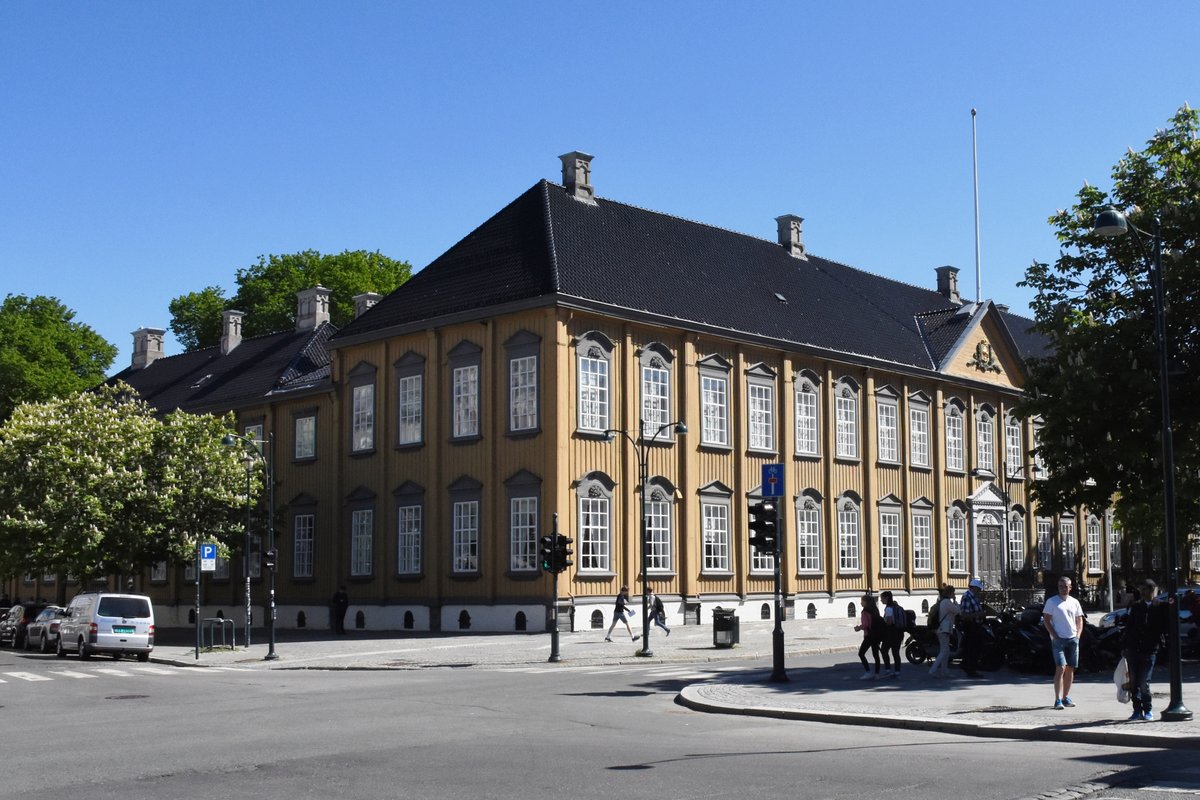 Trondheim (Fylke Trndelag), 30.05.2018, der Stiftsgrden (Hof des Stiftsamtsmanns) in der Munkegata ist das grte Holzpalais Skandinaviens und wurde in den 1770er Jahren im Auftrag der Geheimrtin Cecilie Christine Schller errichtet und wurde nicht als Wohnung, sondern als Treffpunkt fr die fhrende Schicht der Stadt gebaut; der Bau im klassizistischen Stil wurde nach dnischen Vorbildern entworfen, das Innere des Hauptgebudes ist im Barockstil gehalten und durchgehende Flgeltren verleihen ihm das Geprge eines Schlosses