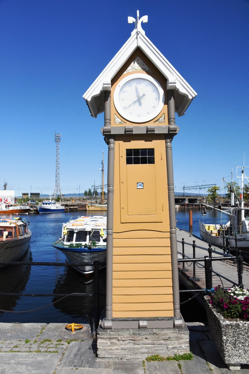 Trondheim (Fylke Trndelag), 30.05.2018, Uhr am Anleger nach Munkholmen, einer kleinen, Trondheim vorgelagerten Insel