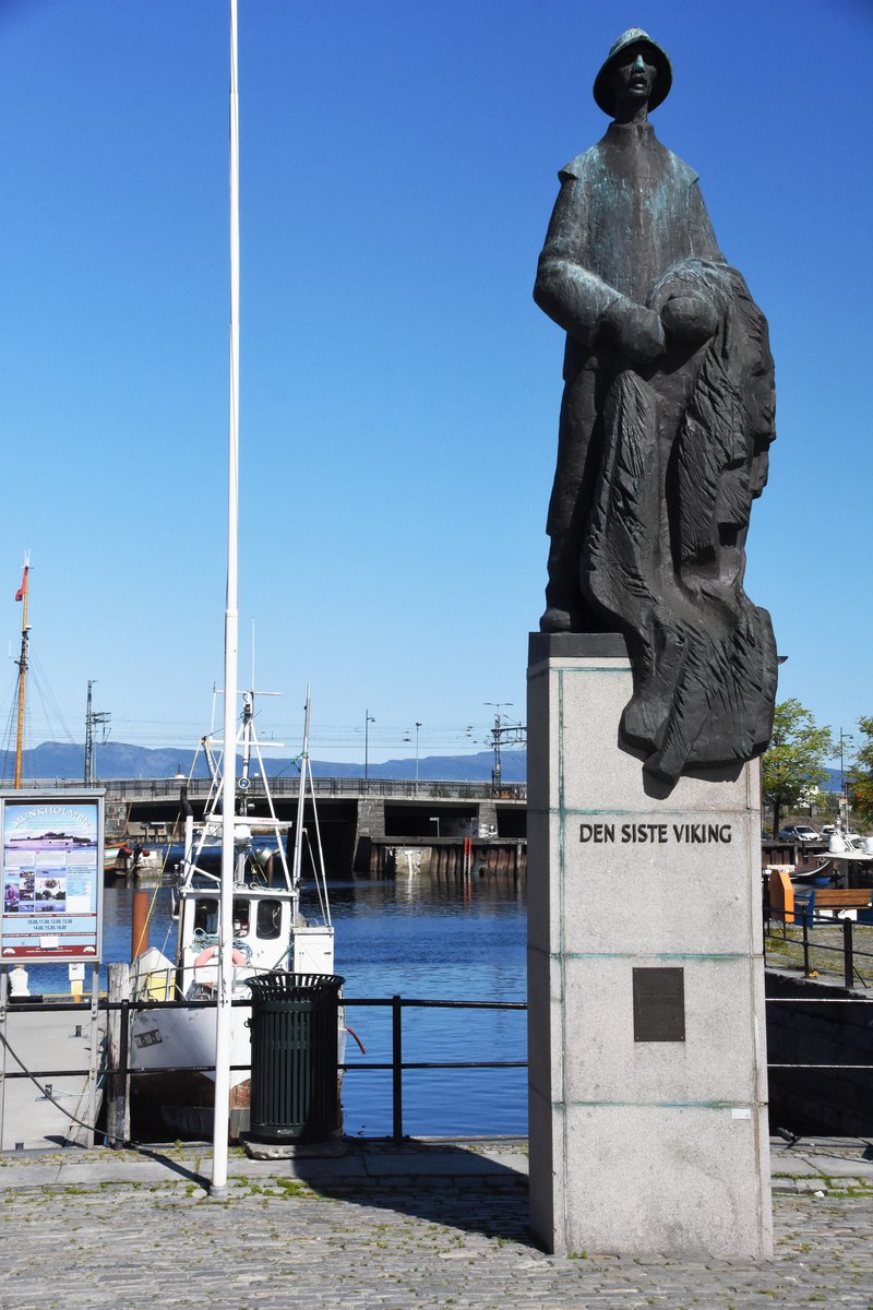 TRONDHEIM (Fylke Trndelag), 30.05.2018, zur Erinnerung an Johan Bojer und sein bekanntestes und erfolgreichstes Werk  Den siste viking  (dt. 'Die Lofotfischer' bzw. 'Der letzte Wiking'), ein auch heute noch spannend zu lesender Roman ber die Lofotfischerei um 1900; darin nimmt er u. a. Bezug auf die sog. Schlacht am Trollfjord vom 6. Mrz 1890, einem Kampf zwischen kapitalkrftigen Unternehmern in Dampfschiffen einerseits und einfachen Fischern in Segelschiffen andererseits um die Fischressourcen des Meeres