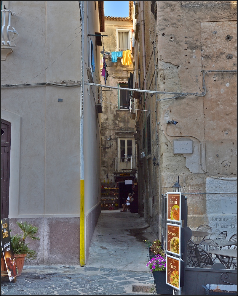 Tropea - Enge Gassen im Touristennest in Kalabrien. Sommer 2013.