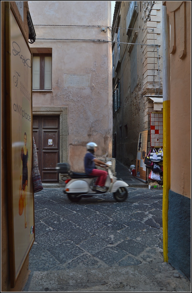 Tropea - Enge Gassen im Touristennest in Kalabrien. Sommer 2013.