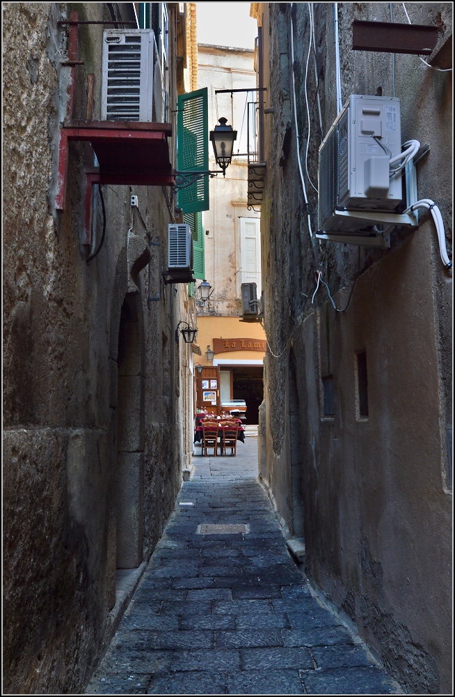 Tropea - Enge Gassen im Touristennest in Kalabrien. Sommer 2013.