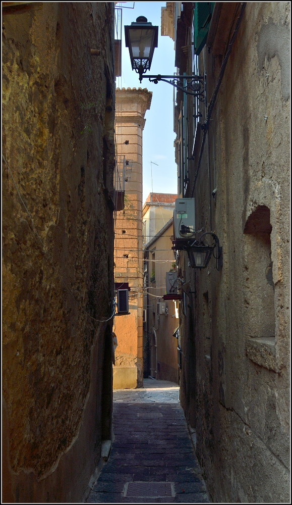 Tropea - Enge Gassen im Touristennest in Kalabrien. Sommer 2013.