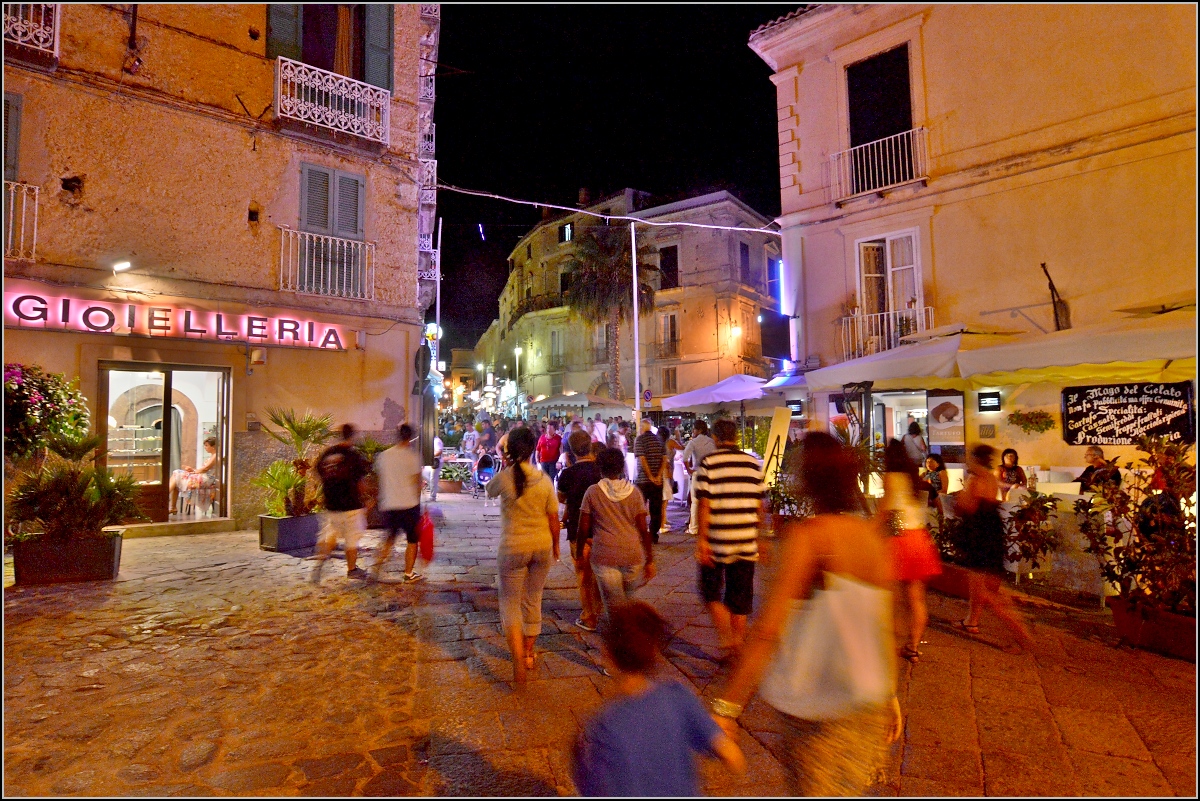 Tropea - Nachts im Touristennest in Kalabrien. Sommer 2013.