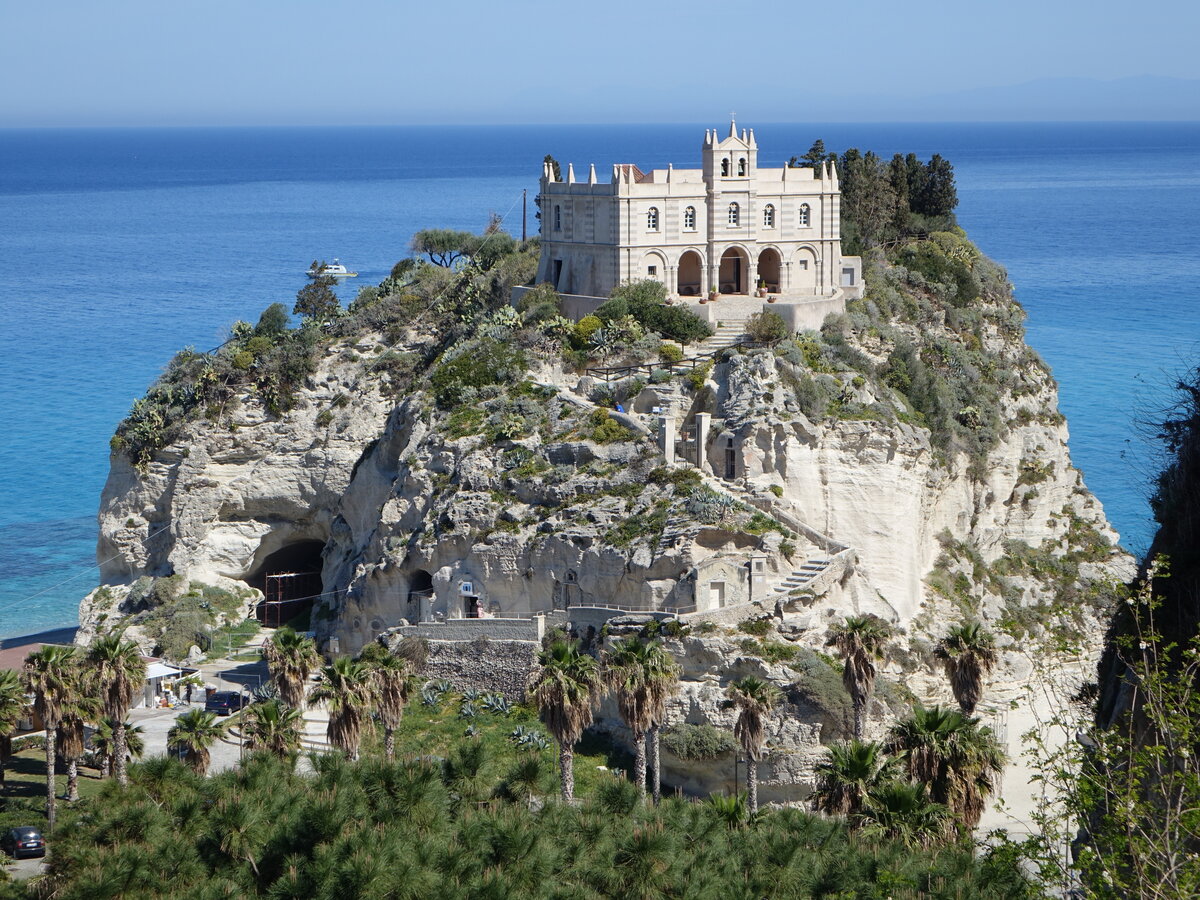 Tropea, Santuario di Santa Maria dell'Isola, erbaut im 11. Jahrhundert, Treppe zur Kirche erbaut 1810 (09.04.2024)