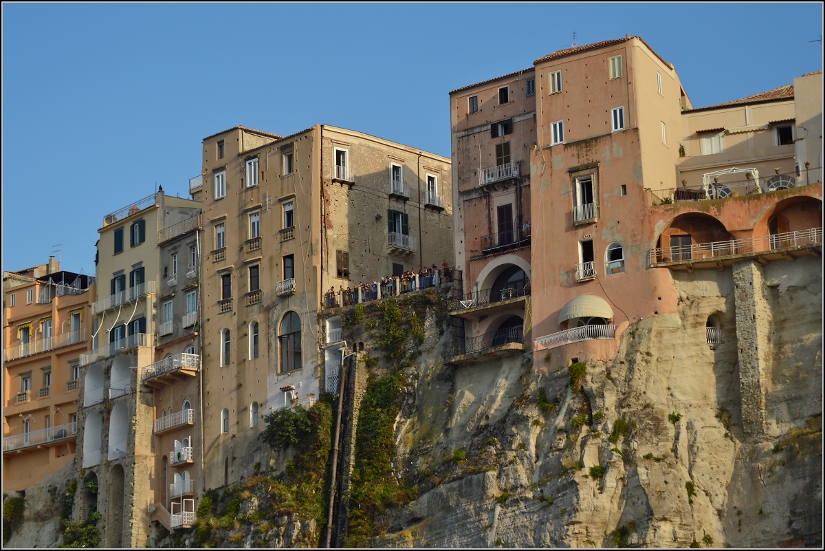 Tropea - Touristennest in Kalabrien. Blick von der Kircheninsel aus. Sommer 2013.