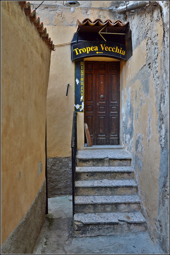 Tropea - Touristennest in Kalabrien. Der Eingang zum Restaurant Tropea Vecchia ist links an der Treppe vorbei, nur fr schmchtige Personen. Sommer 2013.