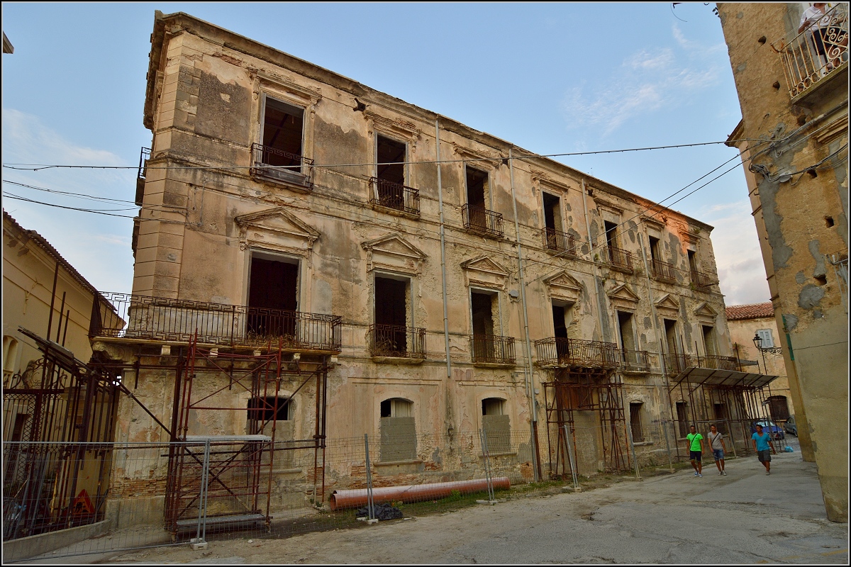 Tropea - Touristennest in Kalabrien. Sehr renovierungsbedrftiger Palazzo. Sommer 2013.