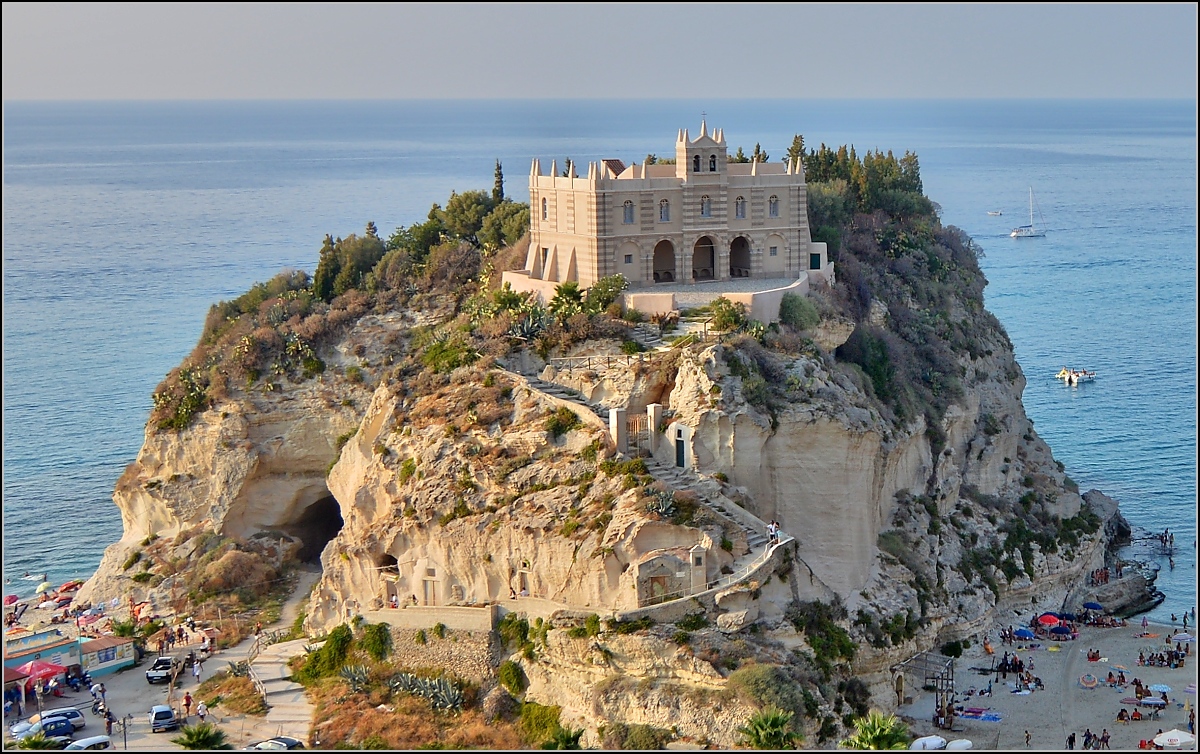 Tropea - Touristennest in Kalabrien.

Der Klassiker in den Reiseprospekten. Sommer 2013.