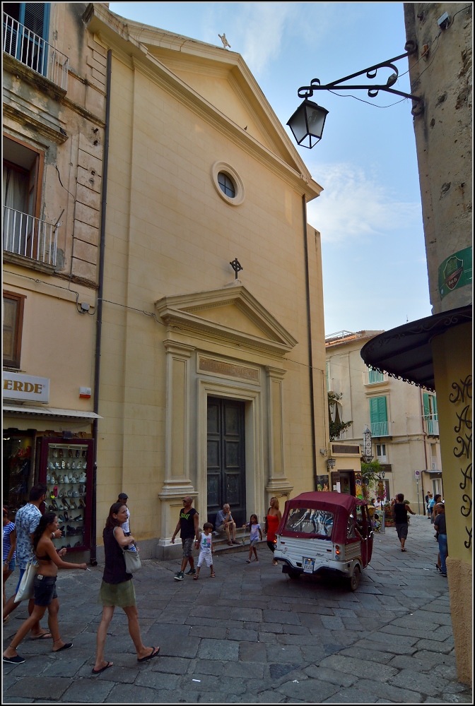 Tropea - Touristennest in Kalabrien.

Eine der vielen Kirchen in Tropea. Sommer 2013.