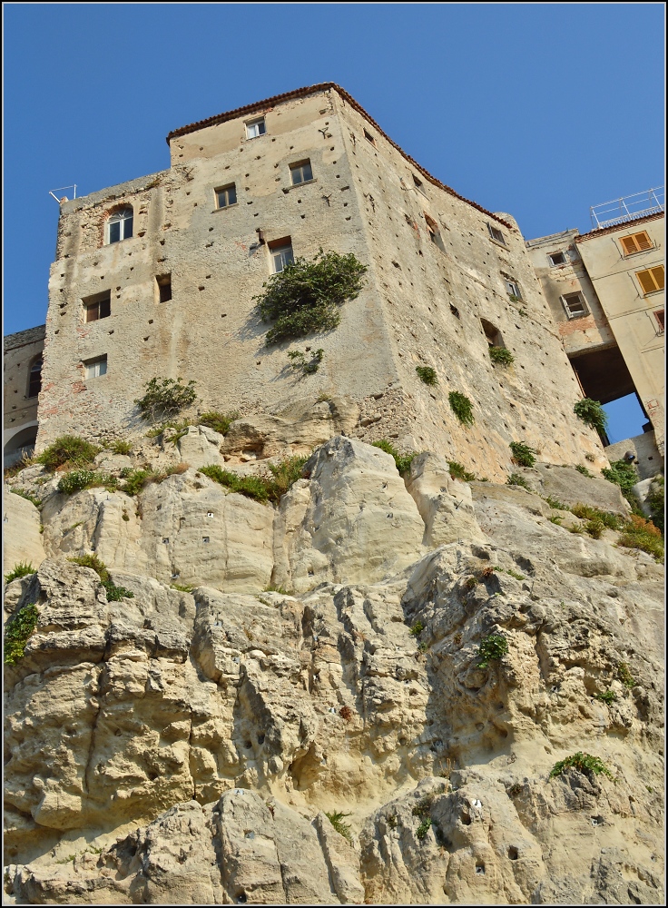 Tropea - Touristennest in Kalabrien.

Gut geschtzt auf der Klippe. Sommer 2013.