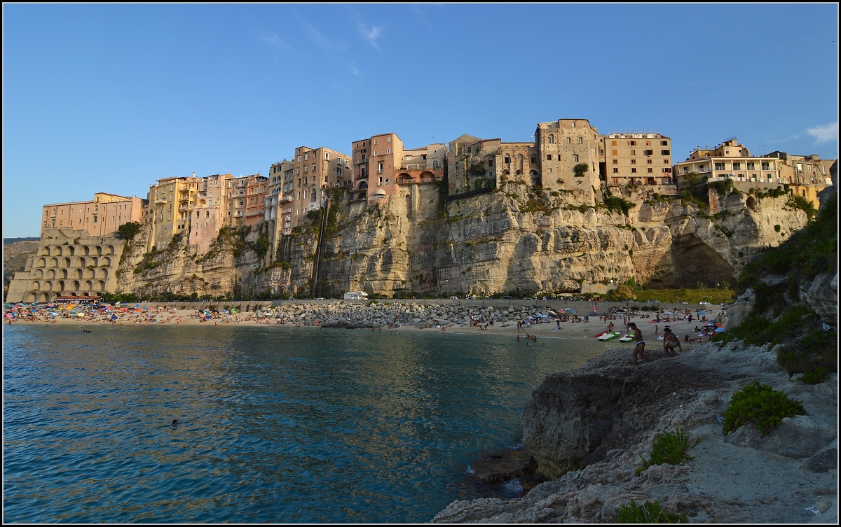 Tropea - Touristennest in Kalabrien.

Nordwestliche Seite des Stdtchens im Abendlicht. Sommer 2013.