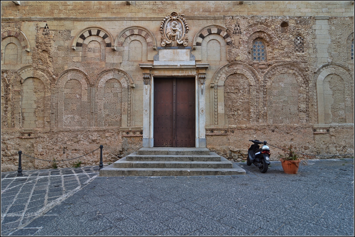 Tropea - Touristennest in Kalabrien.

Seiteneingang zum Dom von Tropea. Sommer 2013.
